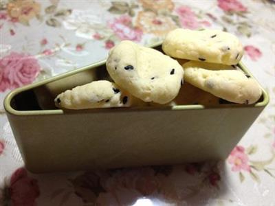 Biscuits with sesame seeds