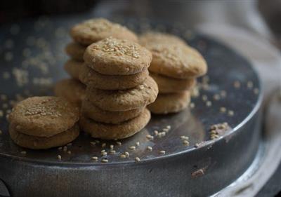 Old-fashioned sesame cake full of memories