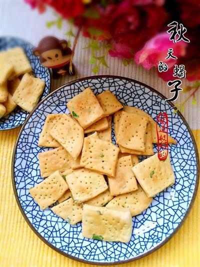 Onion and soda biscuits