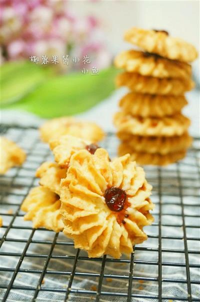 Flower cakes with coconut jam