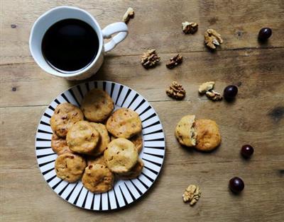 A healthy low-fat, low-carb biscuit called cranberry walnut pie