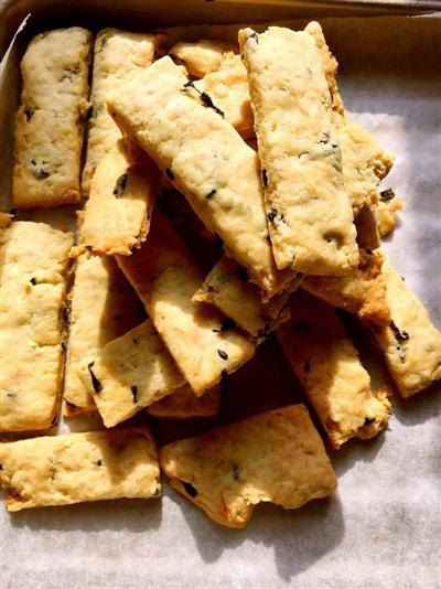 Meat and seaweed biscuits