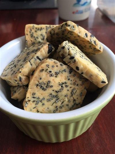 It's called the Black Sesame Cookie.