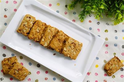 Red sugar walnut cookies