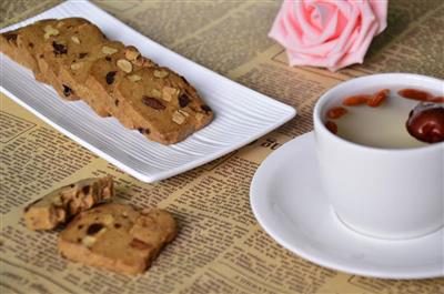 Red sugar beet biscuits