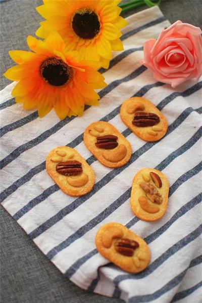 Nuts and cheese cookies