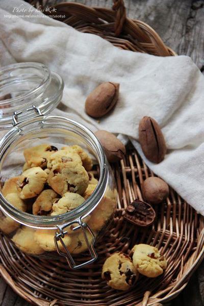 Walnut and raisin cookies