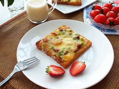 Beef tomate toast pizza