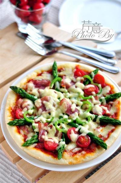 Pizza with bacon and vegetables