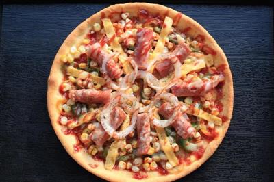 Vegetables bacon pizza