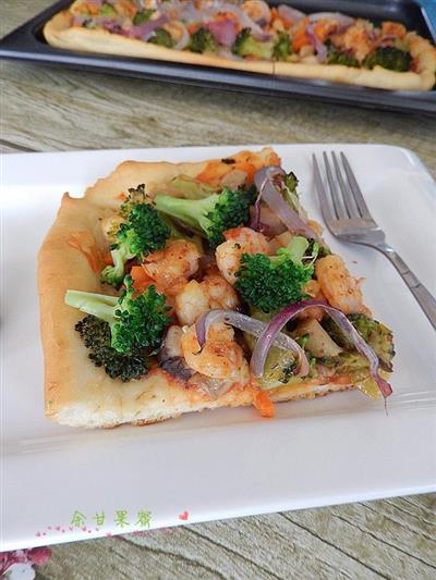 Vegetable and shrimp pizza