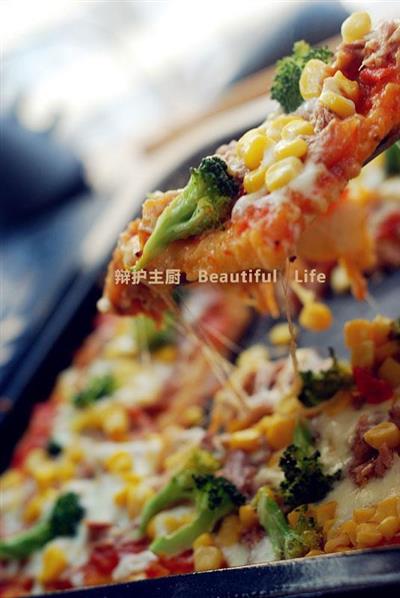 Sweet corn pizza with tuna