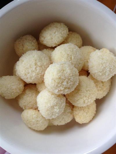 Protein silk balls