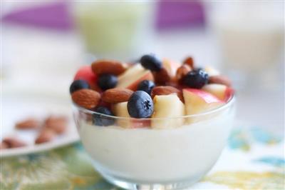 Fruta almendra yogur leche pudding