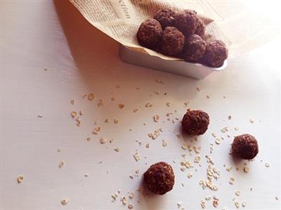 Chocolate oatmeal energy balls