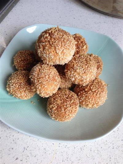 Protein silk balls