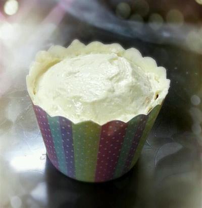 Cream and coconut paper cupcakes