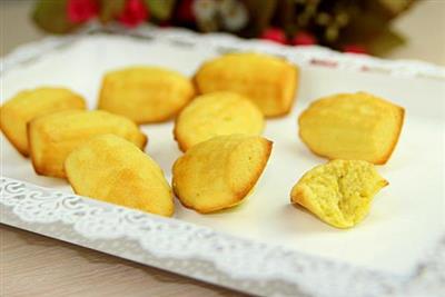 Familia saboroso lleno de tarde pequeño pastel - Madeleine