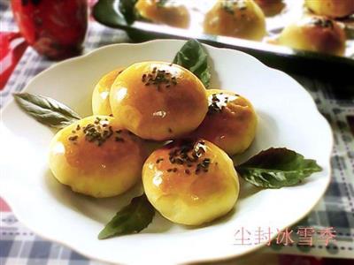 Sesame moon cake