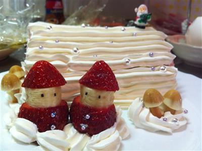 The atmosphere of Christmas Strawberry Santa