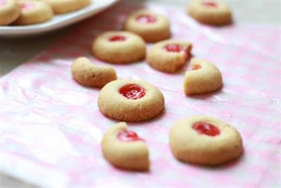 It's a very thick cream jelly pie.