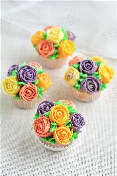 Flower cups and cakes