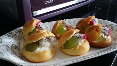 Fruit and cream puffs