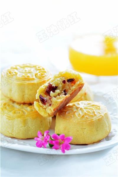 Yellow moon cake with cranberry milk