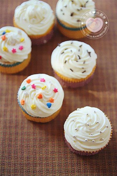 Sponge cream paper cupcake