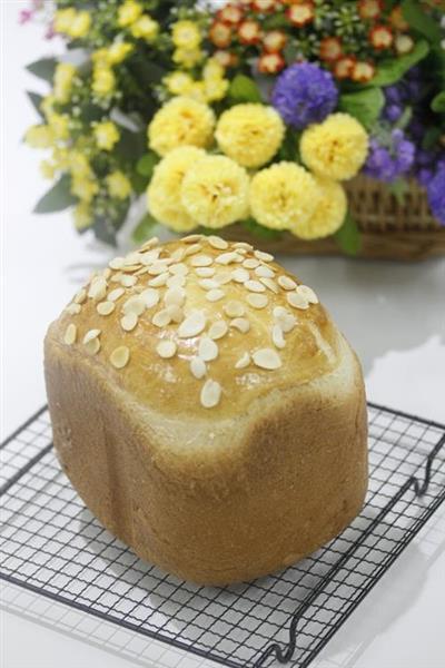 La panadería hace toast de almendra