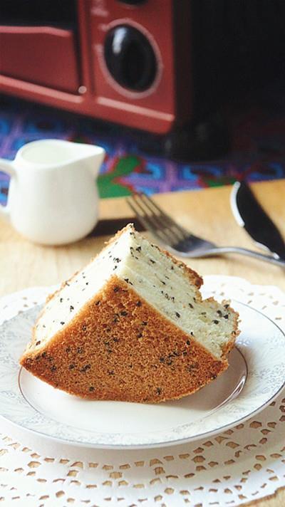 Cake with black sesame seeds