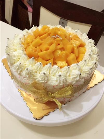 Cakes with mangoes