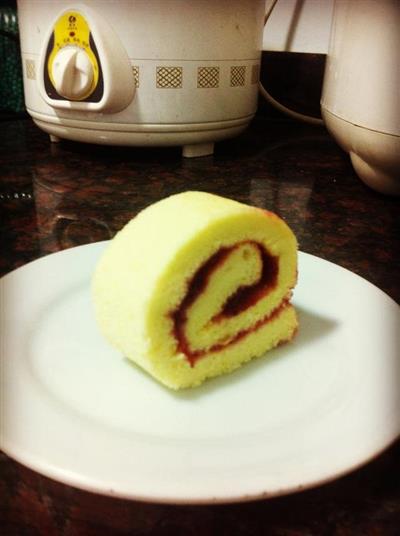 Cake roll with raspberry sauce