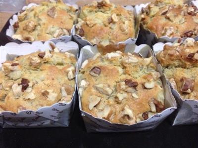 Banana and nut cup cake