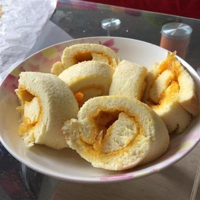 Cake rolls with orange sauce