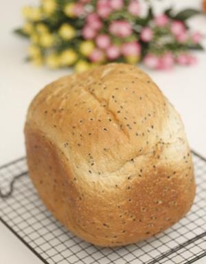 The baking machine makes black sesame toast