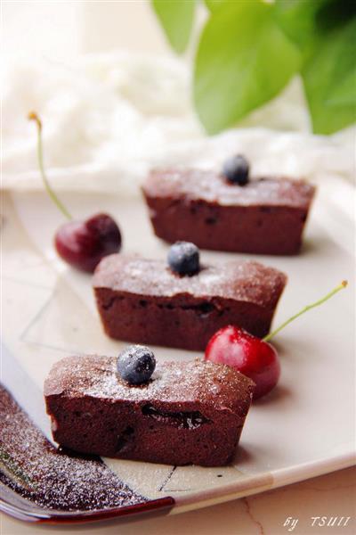 Cocoa and blueberry cakes