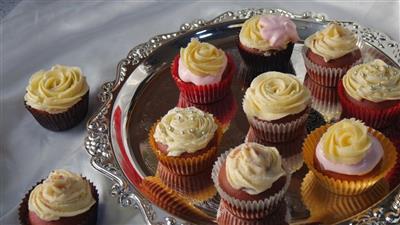 Red veludo taza pastel & sobre  .  flores importancia