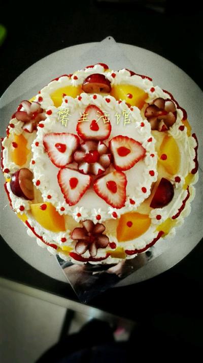 Double-layered cream cake with smiling flowers to leave a smile on everyone's face