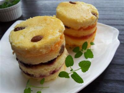 Red beans and yogurt cake/yogurt and yogurt cake - jam filling.