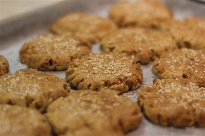 A fragrant afternoon snack - walnut butter