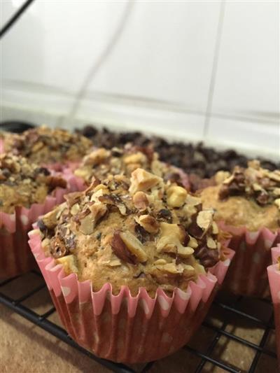 Sugar-free oatmeal, dates, walnuts and muffins