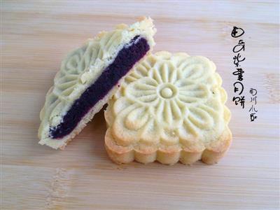 Cookie and purple mooncakes