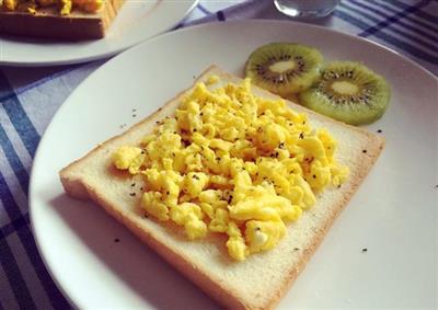 Leche fresca fritó huevo acompañ toast