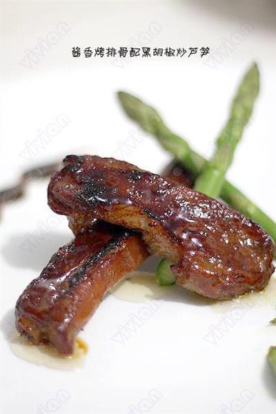 Sweet sauce roasted with black pepper and asparagus