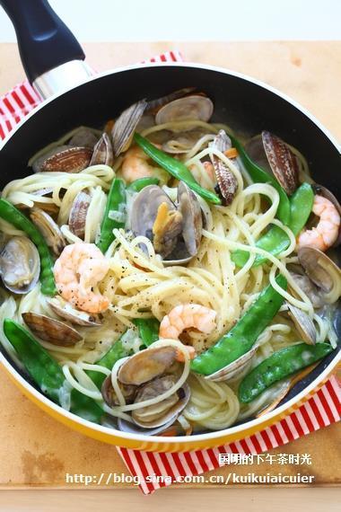 White seafood pasta